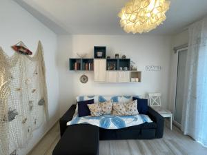 A bed or beds in a room at Villa Antonietta 1, giardino privato, mare e pineta