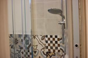 A bathroom at Villa Antonietta 1, giardino privato, mare e pineta