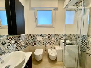 A bathroom at Villa Antonietta 1, giardino privato, mare e pineta