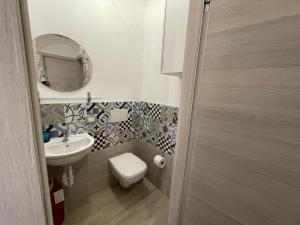 A bathroom at Villa Antonietta 1, giardino privato, mare e pineta