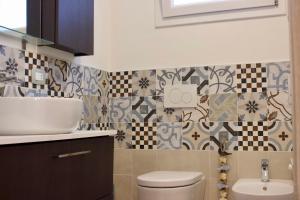 A bathroom at Villa Antonietta 1, giardino privato, mare e pineta