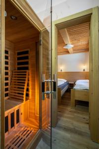 Zimmer mit einer Glastür, die zu einem Schlafzimmer führt in der Unterkunft Apartments Srdiecko-Chopok-Sauna in Smaller apt-Views-Hiking-Fire place-Kids corner in Tale