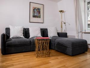 uma sala de estar com um sofá preto e uma mesa em Haus Triflinger em Lindau
