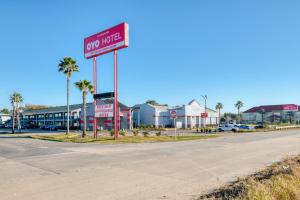 un panneau indiquant un motel immergé sur le côté d'une route dans l'établissement OYO Hotel Rosenberg TX I-69, à Rosenberg