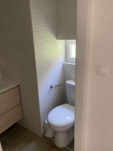 a small bathroom with a toilet and a window at Bel appartement au coeur du village de Sartene in Sartène