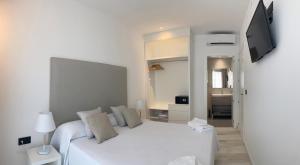 Postel nebo postele na pokoji v ubytování AZAHAR BEACH Red Apartments & Spa + 37 fotografií
