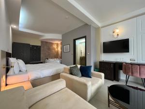 duży pokój hotelowy z łóżkiem i kanapą w obiekcie Aleksandar Villa & Spa w Ochrydzie