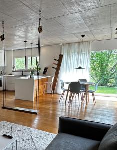 ein Wohnzimmer mit einem Tisch und einer Küche in der Unterkunft Moderne Ferienwohnung Rhenum mit Wallbox in Waldshut-Tiengen