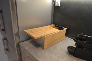 drewniane pudełko na blacie w obiekcie Kalamaria brand new 1 bedroom apartment w Salonikach +37 zdjęć