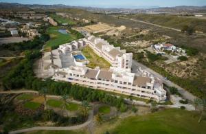 una vista aérea de un gran edificio blanco en Apartamento Al-Alba Golf Resort Valle del Este, en Vera