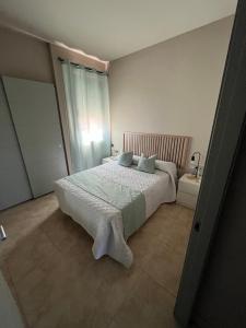Un dormitorio con una cama grande y una ventana en Apartamento Al-Alba Golf Resort Valle del Este, en Vera