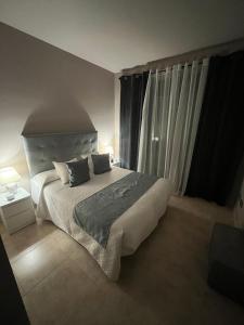 Un dormitorio con una cama grande y una ventana en Apartamento Al-Alba Golf Resort Valle del Este, en Vera