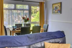 una sala da pranzo con tavolo, sedie e finestra di Park View - sleeps 7 great for 5 contractors a Warrington