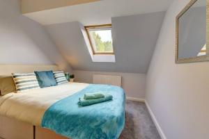 ein Schlafzimmer mit einem großen Bett im Dachgeschoss in der Unterkunft Park View - sleeps 7 great for 5 contractors in Warrington