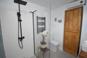 baño con aseo y puerta de cristal en Casa Markoli, en Jávea 50 fotos más