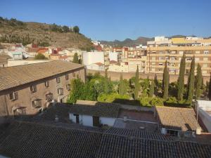 - une vue sur une ville avec des arbres et des bâtiments dans l'établissement Apartamento con vistas al castillo, à Sagonte