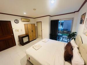 Postel nebo postele na pokoji v ubytování Cocoon Omaya Guest House