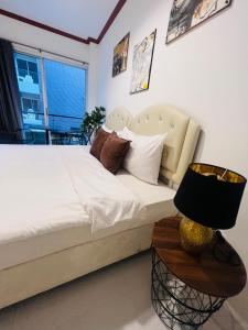 Postel nebo postele na pokoji v ubytování Cocoon Omaya Guest House