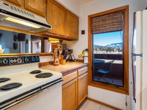 een keuken met een fornuis top oven naast een raam bij Cielo Grande 305, 2 Bedrooms, HDTV, Pet Friendly, Sleeps 6 in Santa Fe