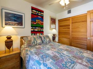 een slaapkamer met een bed en 2 lampen bij Cielo Grande 305, 2 Bedrooms, HDTV, Pet Friendly, Sleeps 6 in Santa Fe