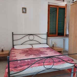 um quarto com uma cama com um cobertor vermelho em Appartamento a due passi dal mare a Quercianella em Quercianella