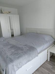 - une chambre avec un lit et une couverture grise dans l'établissement Olimp sea view, à Olimp
