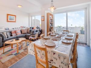 ein Wohnzimmer mit einem Tisch und einem Sofa in der Unterkunft Sea Wrack in Sheringham