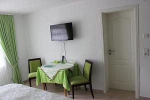 TV a/nebo společenská místnost v ubytování Bodensee Pension