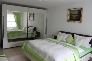 Postel nebo postele na pokoji v ubytování Bodensee Pension