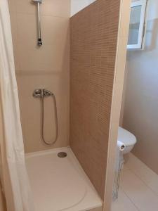 y baño pequeño con ducha y aseo. en Maison a la campagne entre Aix en Pce et Marseille, en Les-Pennes-Mirabeau