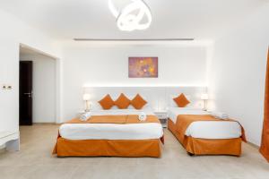 Кровать или кровати в номере 6 plus 1 Bdr Villa Jumeirah Park with Amz Climatized huge private pool - 5 min from Jbr beach