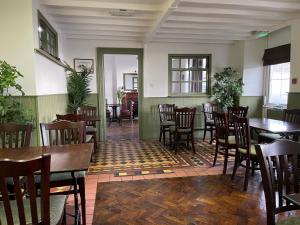 - un restaurant avec des tables et des chaises dans une salle dans l'établissement F&H Camping, à Danby