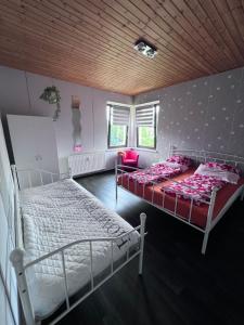 Postel nebo postele na pokoji v ubytování Ferienwohnung Bella in Heidenau bei Dresden