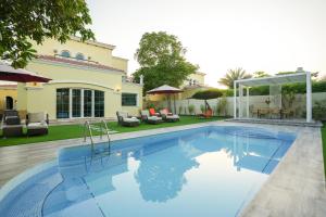 สระว่ายน้ำที่อยู่ใกล้ ๆ หรือใน Dubai Marina Villa up 20 guest huge Private Pool