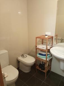een badkamer met een toilet en een wastafel bij Apartamento con terraza in Comillas