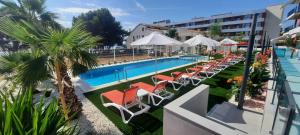 Basen w obiekcie AZAHAR BEACH Red Apartments & Spa lub w pobliżu
