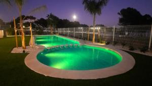 Basen w obiekcie AZAHAR BEACH Red Apartments & Spa lub w pobliżu