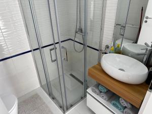 un bagno con lavandino e doccia di Oxygen studio a Jupiter