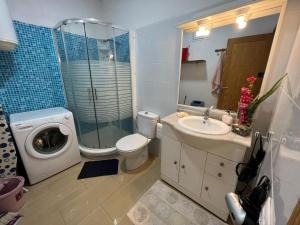 a bathroom with a shower toilet and a sink at Alquiler de Habitación privada con baño compartido cerca al Mar! in Alcalá +65 photos