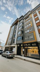 a car parked in front of a building at ÇOLAK SUIT in Arsin