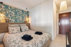 Кровать или кровати в номере Vue mer 180° cocon à 7 min de la plage piscine AC +7 фотографий