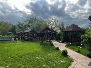 un parque con parque infantil y cenador en Casa Lidia, en Rîu de Mori