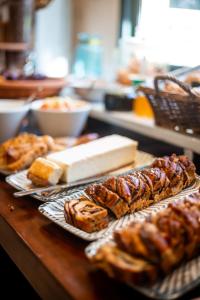 un tavolo con diversi tipi di prodotti da forno e pane di Dolphin Village - Sea Resort By Ran Hotels a Shavei Zion
