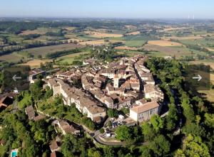 an aerial view of a village with houses at Charmant studio avec jardin à la campagne sur le chemin de Saint Jacques de Compostelle in Lauzerte