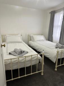 克勞奇河畔伯納姆的住宿－14 crouch road，卧室内两张并排的床