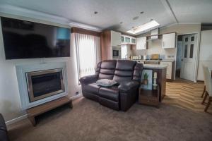 Зона вітальні в Beautiful Caravan At Highfield Grange Holiday Park In Essex Ref 26687p