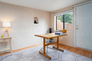 een thuiskantoor met een bureau en een raam bij Gomez Gardens in Santa Fe