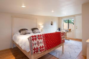 een slaapkamer met een bed met een rode deken erop bij Gomez Gardens in Santa Fe +10 foto's