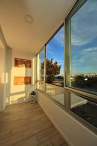 ein leeres Zimmer mit einem großen Fenster mit Aussicht in der Unterkunft Las Palmeras in Playa La Garita - beach apartment in La Garita