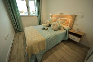 1 dormitorio con 1 cama con manta amarilla y almohadas en Las Palmeras in Playa La Garita - beach apartment, en La Garita 12 fotos más
